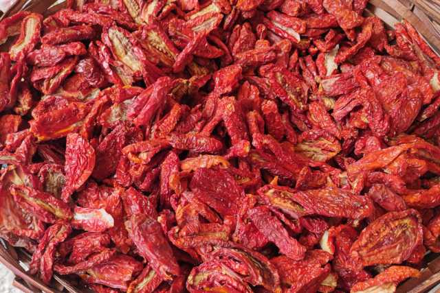 Pomodori secchi, olive, melanzane sott'olio: l'antico rito delle conserve fatte in casa